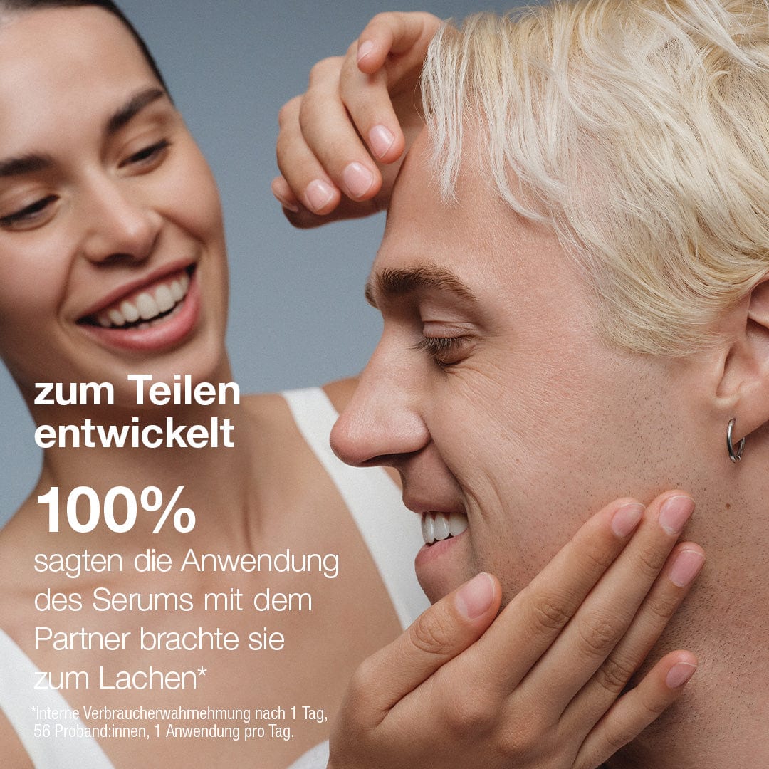 Eine lächelnde Frau trägt das NeuroTouch Symmetry Serum auf das Gesicht eines lächelnden Mannes auf. Der Marketingtext hebt die neurokosmetischen Vorteile und Neuropeptide hervor, die auf dem Bild zu sehen sind.