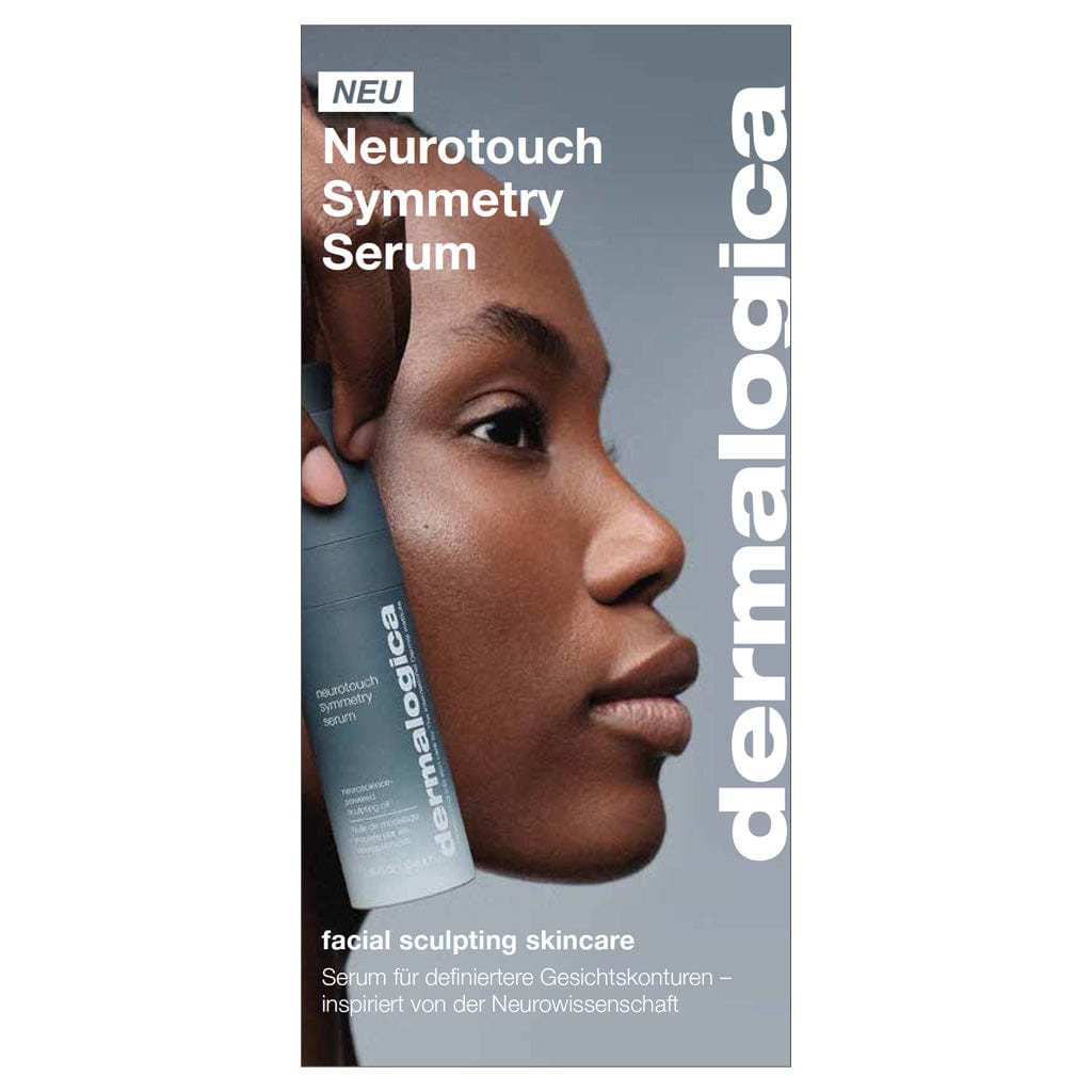 Eine Person hält eine Flasche Klappflyer NeuroTouch Symmetry Serum an ihr Gesicht. Der Text hebt die Vorteile des Serums für die Gesichtspflege hervor.