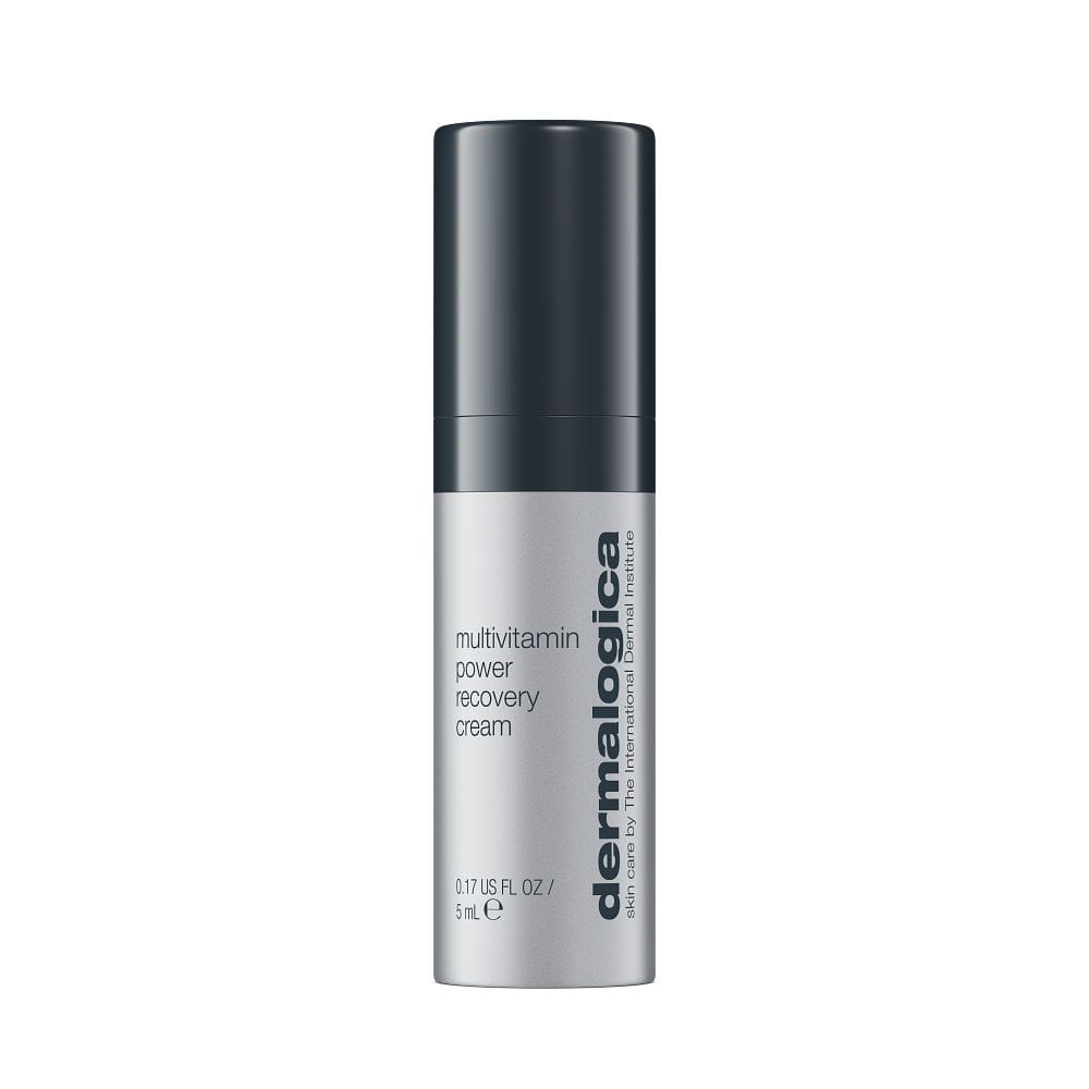 Die silber-schwarze Flasche MultiVitamin Power Recovery Cream Luxus-Probe, 0,17 fl oz (5 ml), ist elegant vor einem weißen Hintergrund präsentiert. Beachten Sie, dass dies KEIN VERKAUFSPRODUKT ist und nicht bestellt werden kann.