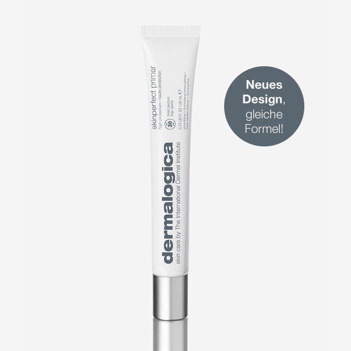 Eine weiße Tube SkinPerfect Primer SPF 30 22 ml | Make-Up-Basis mit silberner Kappe steht zentriert auf weißem Hintergrund. Auf dem runden Etikett steht „Neues Design, gleiche Formel!“, was auf Deutsch „Neues Design, gleiche Formel!“ bedeutet. Diese Anti-Aging-Make-Up-Basis bietet außerdem wichtigen UV-Schutz für Ihre Hautpflegeroutine.
