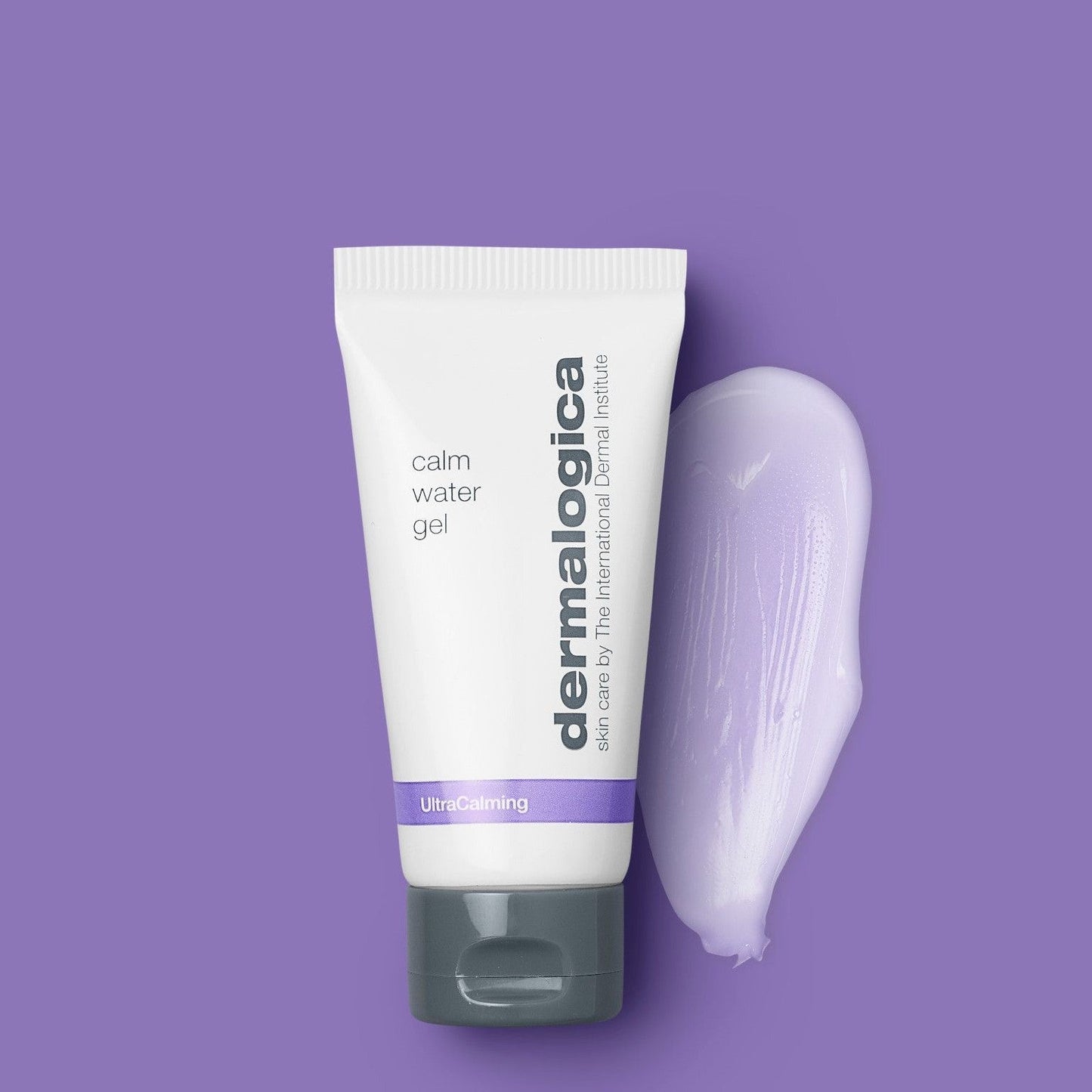Tube von Calm Water Gel auf einem lila Hintergrund mit einer ausgepressten Produktmenge daneben.