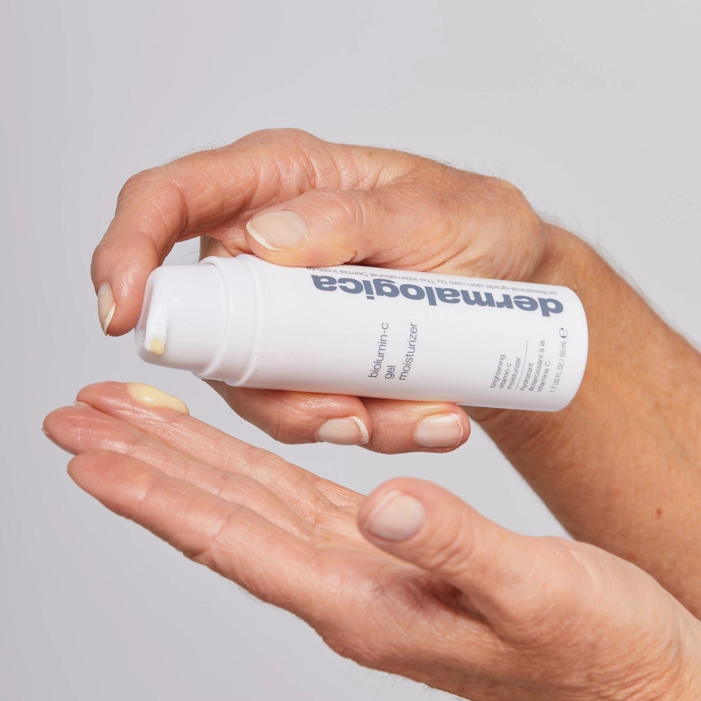 Eine Hand hält eine Flasche Biolumin C Gel Moisturizer