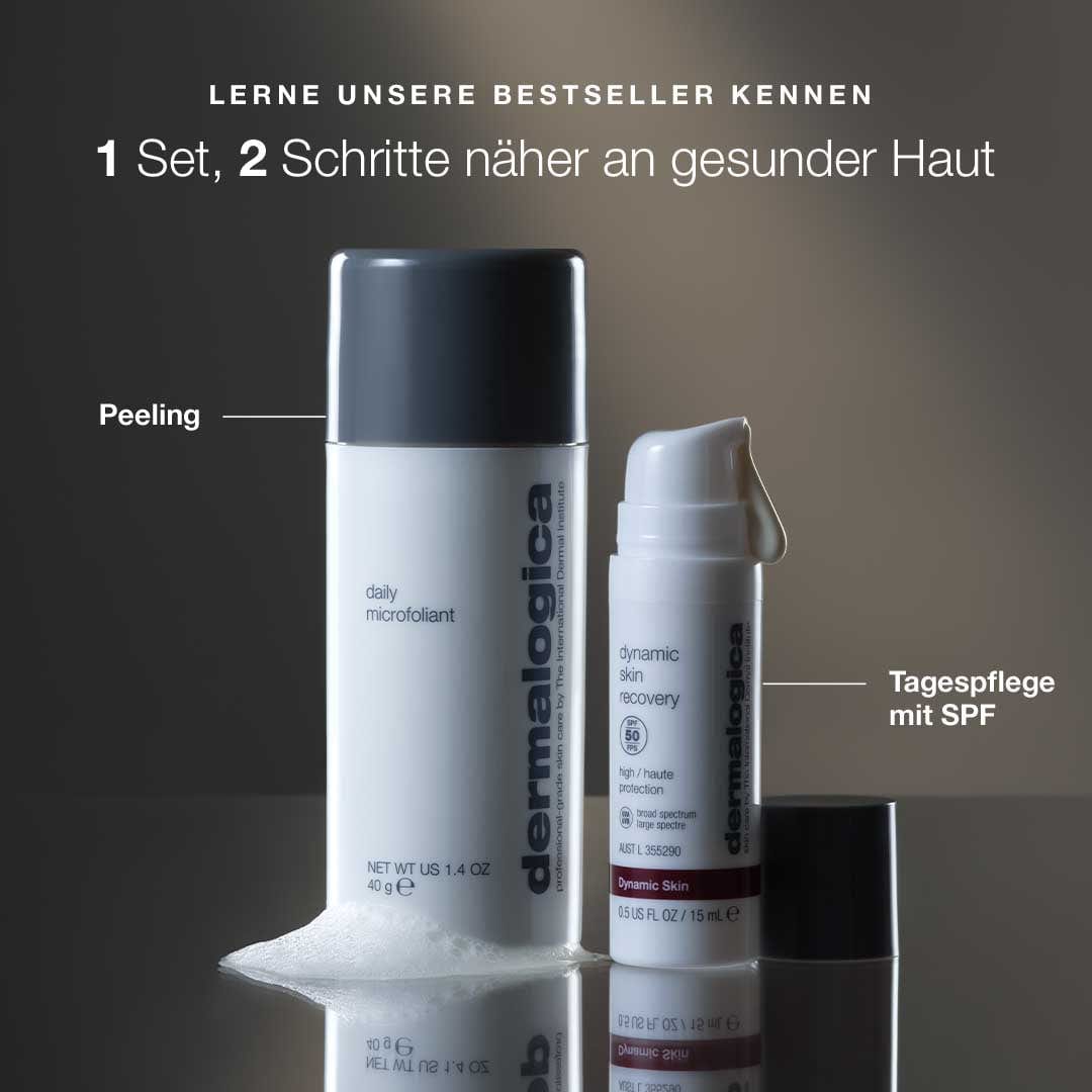 Das Skin Transformation Duo von Dermalogica wird auf einer reflektierenden Oberfläche präsentiert, begleitet von deutschem Text, der das zweiteilige Pflegeset für strahlende Haut vorstellt.