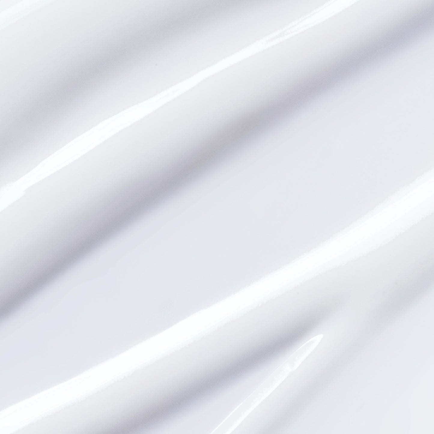 Nahaufnahme des glatten, glänzenden weißen Materials mit weichen, diagonalen Falten und Lichtreflexen, das an die luxuriöse Phyto Nature Lifting Eye Cream + Phyto Nature Oxygen Cream erinnert.