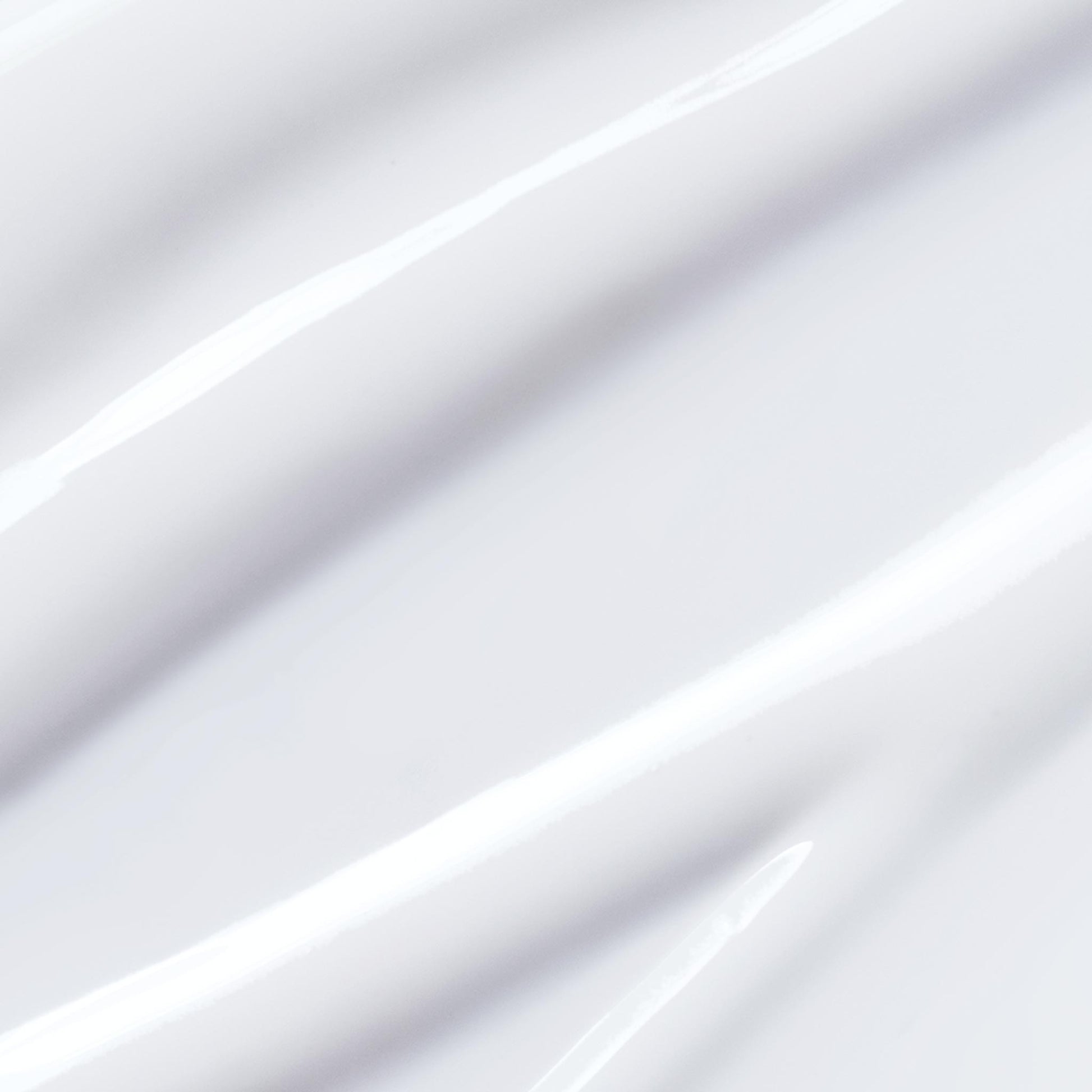 Nahaufnahme des glatten, glänzenden weißen Materials mit weichen, diagonalen Falten und Lichtreflexen, das an die luxuriöse Phyto Nature Lifting Eye Cream + Phyto Nature Oxygen Cream erinnert.