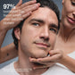 Eine Frau trägt das NeuroTouch Symmetry Serum auf das Gesicht eines Mannes auf. Laut Text sagen 97 % der Anwender, dass das Serum einen Moment der Selbstfürsorge schafft.
