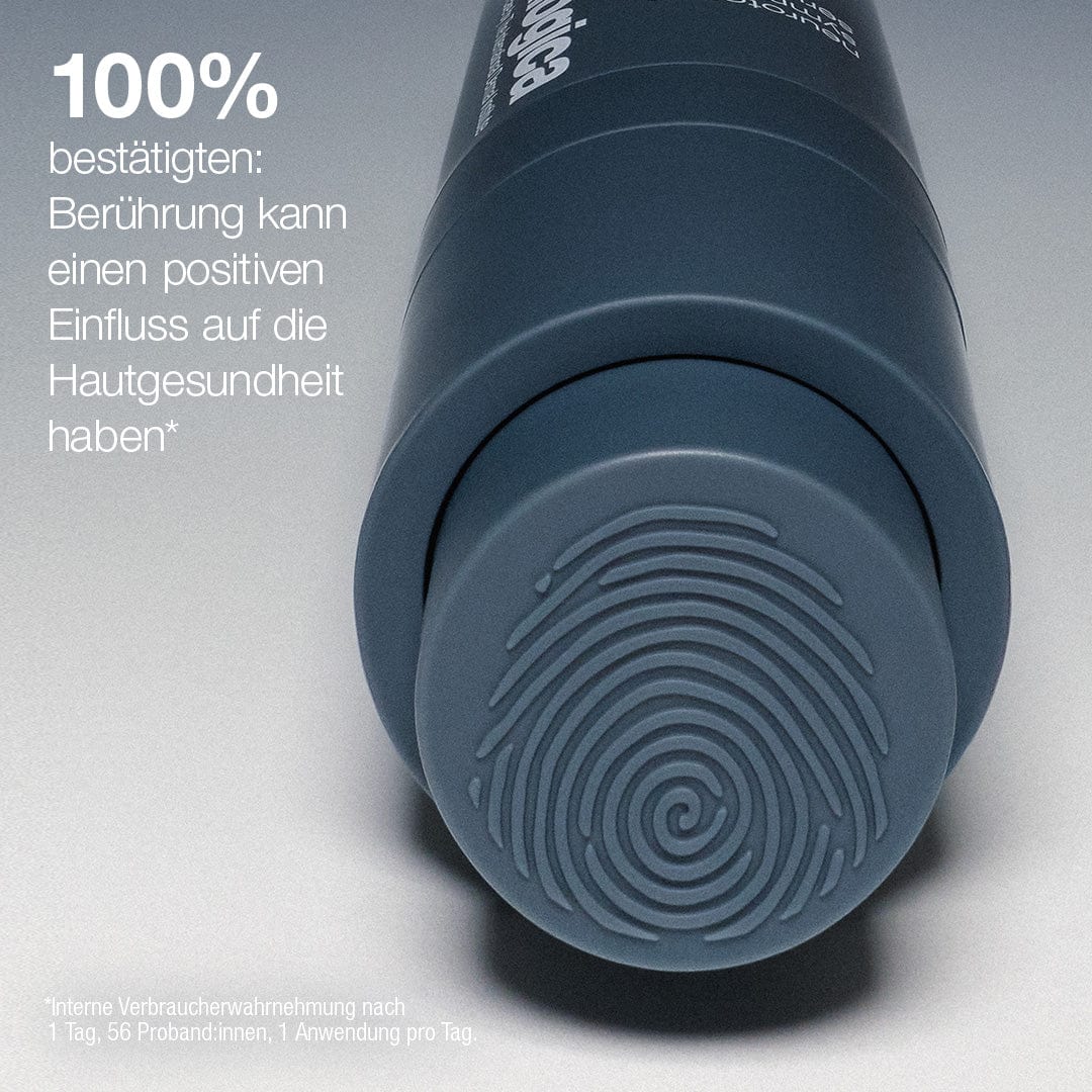 Eine Nahaufnahme des dunkelgrauen NeuroTouch Symmetry Serum mit einem Fingerabdruck auf der Kappe und einem deutschen Text darüber, wie Berührung und Neuropeptide die Gesundheit der Haut unterstützen.