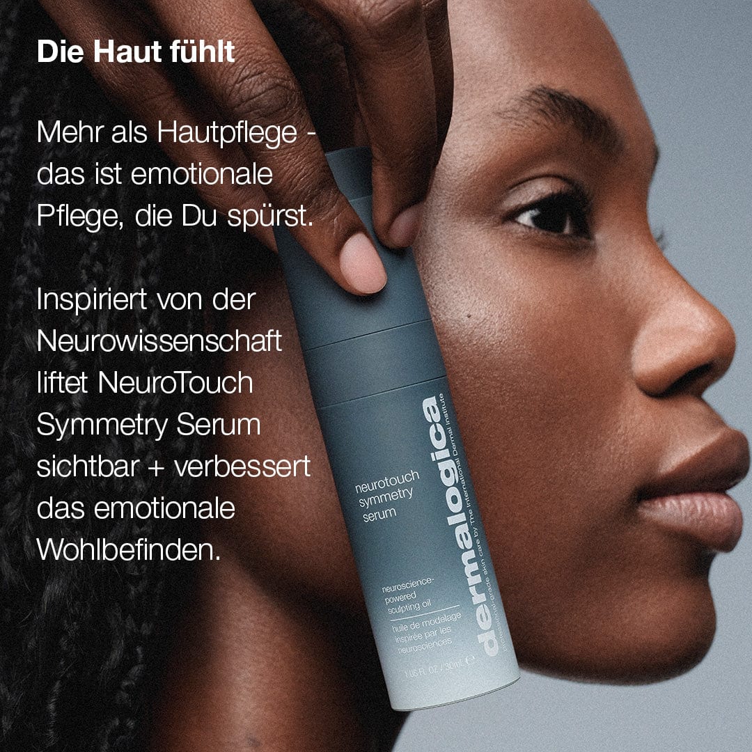 Eine Person hält eine Flasche NeuroTouch Symmetry Serum in der Nähe ihres Gesichts; der deutsche Text hebt die neurokosmetische und neuropeptidische Formel hervor und betont die Vorteile des Serums für Emotionen und Hautpflege.