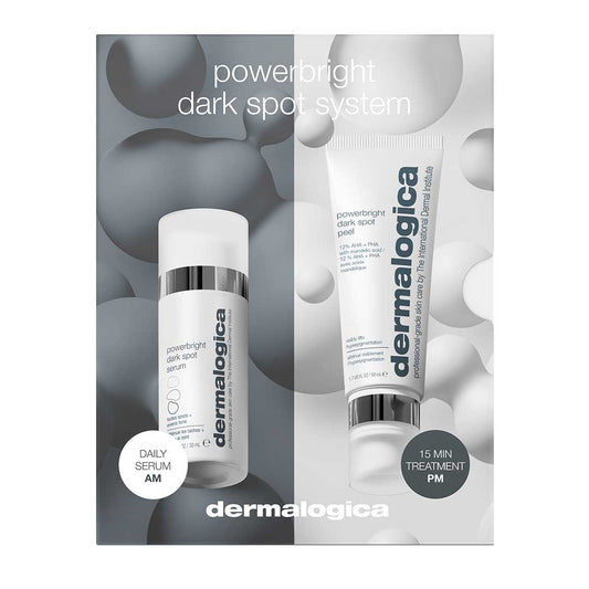 Die Verpackung des Powerbright Dark Spot System zeigt ein tägliches Dark Spot Serum (AM) und ein 15-minütiges Behandlungspeeling (PM) für Pigmentflecken und Hyperpigmentierung auf einem grauen und weißen abstrakten Hintergrund.
