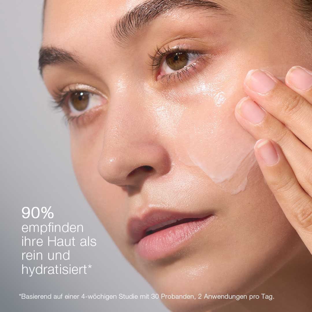 Eine Person trägt Active Moist Gel auf ihre Wange auf. Laut deutschem Text fühlten sich in einer Studie mit 30 Teilnehmern 90 % der Mischhaut nach vierwöchiger Anwendung dank eines präbiotischen Feuchtigkeitskomplexes sauber und hydratisiert an.