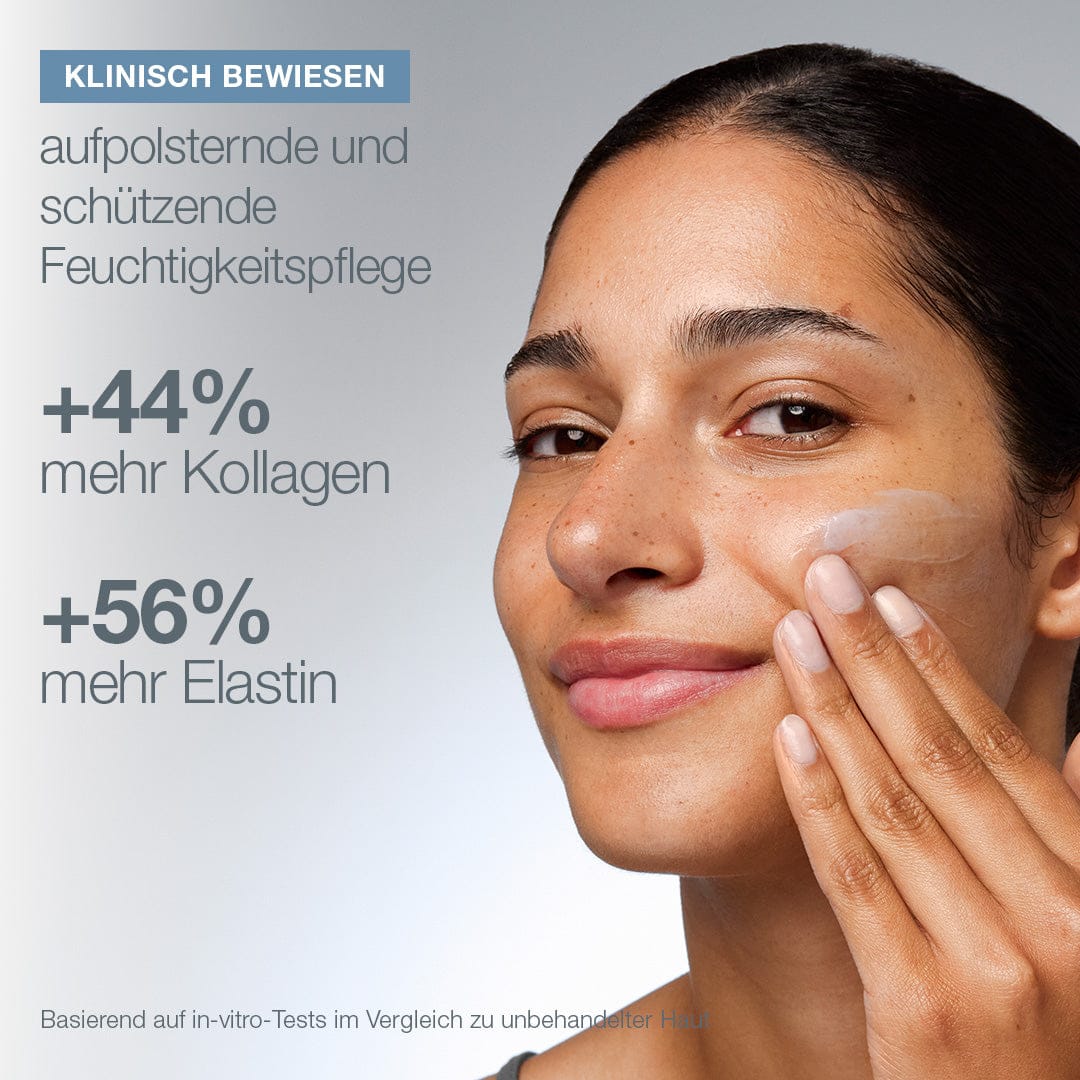 Eine Frau trägt die Pro-Collagen Banking Water Cream auf ihre Wange auf. Die Creme erhöht das Kollagen um 44 % und das Elastin um 56 % und hilft der Haut, das Kollagen im Vergleich zu unbehandelter Haut zu erhalten.