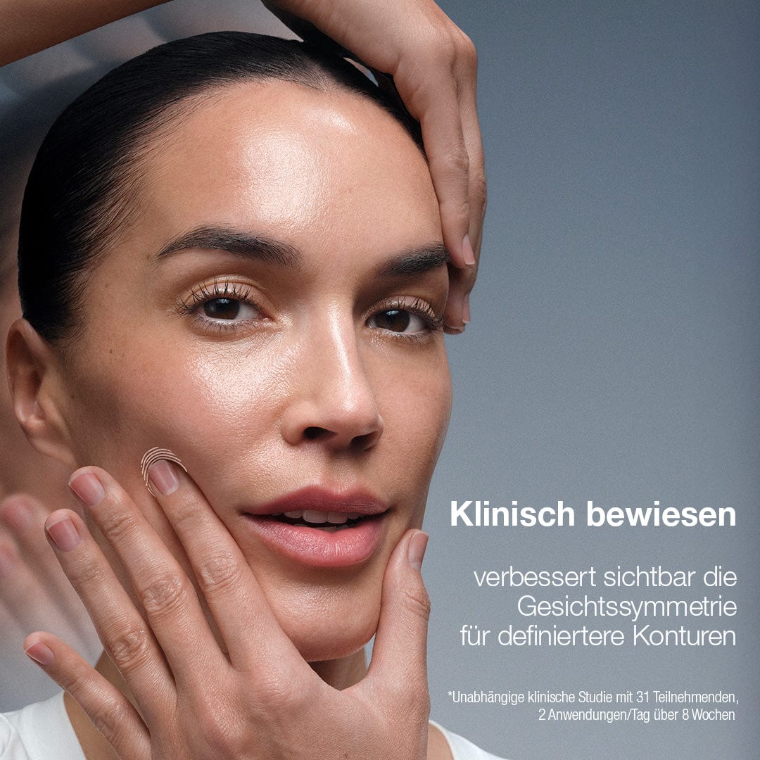 Eine Frau berührt ihr Gesicht mit beiden Händen und hebt dabei die glatte Haut hervor. Deutscher Text wirbt für NeuroTouch Symmetry Serum, eine klinisch erprobte Neurokosmetik für verbesserte Gesichtssymmetrie und definierte Konturen.