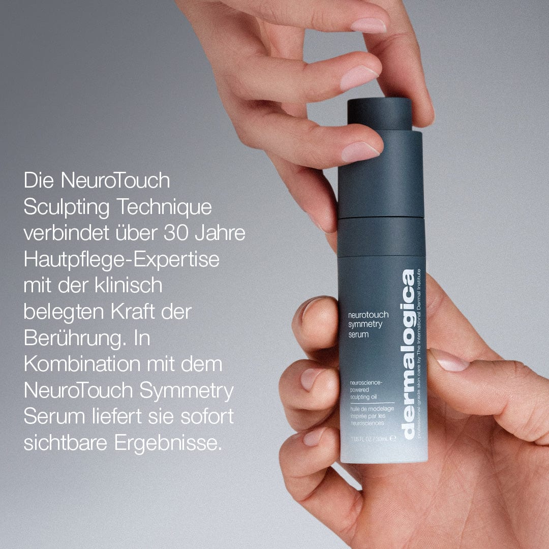 Eine Person hält eine Flasche NeuroTouch Symmetry Serum in der Hand, auf der ein deutscher Text über die neurokosmetische Formel und die Neuropeptide für eine präzise Gesichtskonturierung und effektive Hautpflege steht.