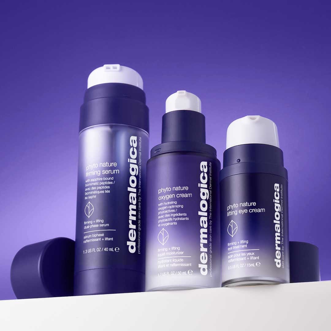 Auf violettem Hintergrund werden drei Hautpflegeprodukte von Dermalogica präsentiert: Phyto Nature Firming Serum, Phyto Nature Oxygen Cream und Phyto Nature Lifting Eye Cream, die alle für bemerkenswerte Lifting-Effekte und wirksame Anti-Aging-Vorteile sorgen.