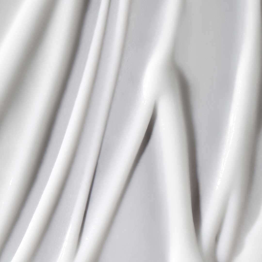 Nahaufnahme des seidigen, weißen Breakout Biotic Moisturizer mit gewellter Textur - perfekt für die Behandlung von Hautunreinheiten und mit Salicylsäure formuliert.