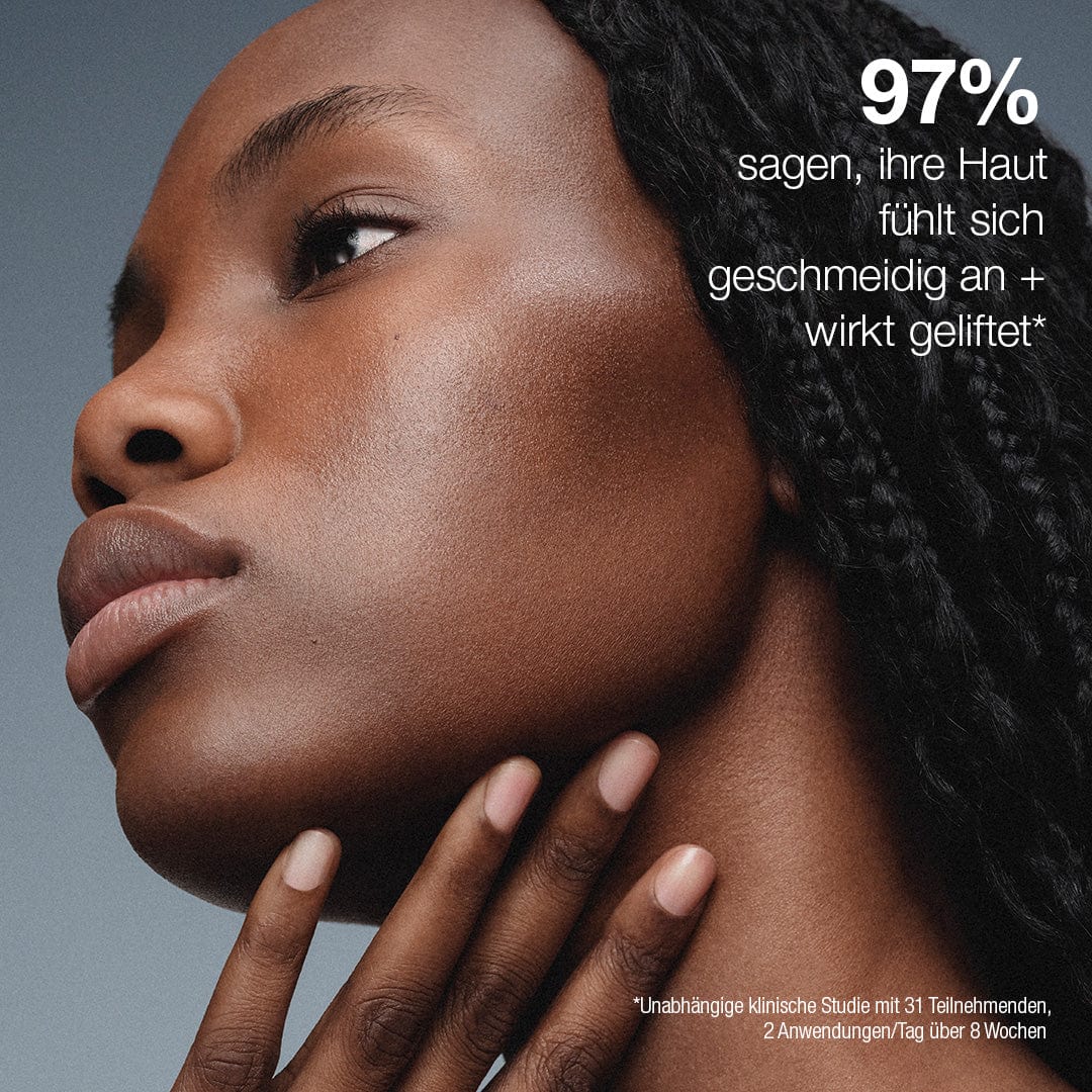 Nahaufnahme einer Frau mit glatter Haut, die ihren Hals berührt. Laut deutschem Text sagen 97 %, dass sich ihre Haut nach der Anwendung von NeuroTouch Symmetry Serum mit innovativer Neurokosmetik glatter anfühlt und gestrafft aussieht.