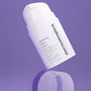 Eine weiße Flasche mit „Stabilizing Repair Serum“ und „Stabilizing Repair Cream“, ideal für empfindliche Haut, balanciert auf einem durchsichtigen Acrylzylinder vor einem violetten Hintergrund.