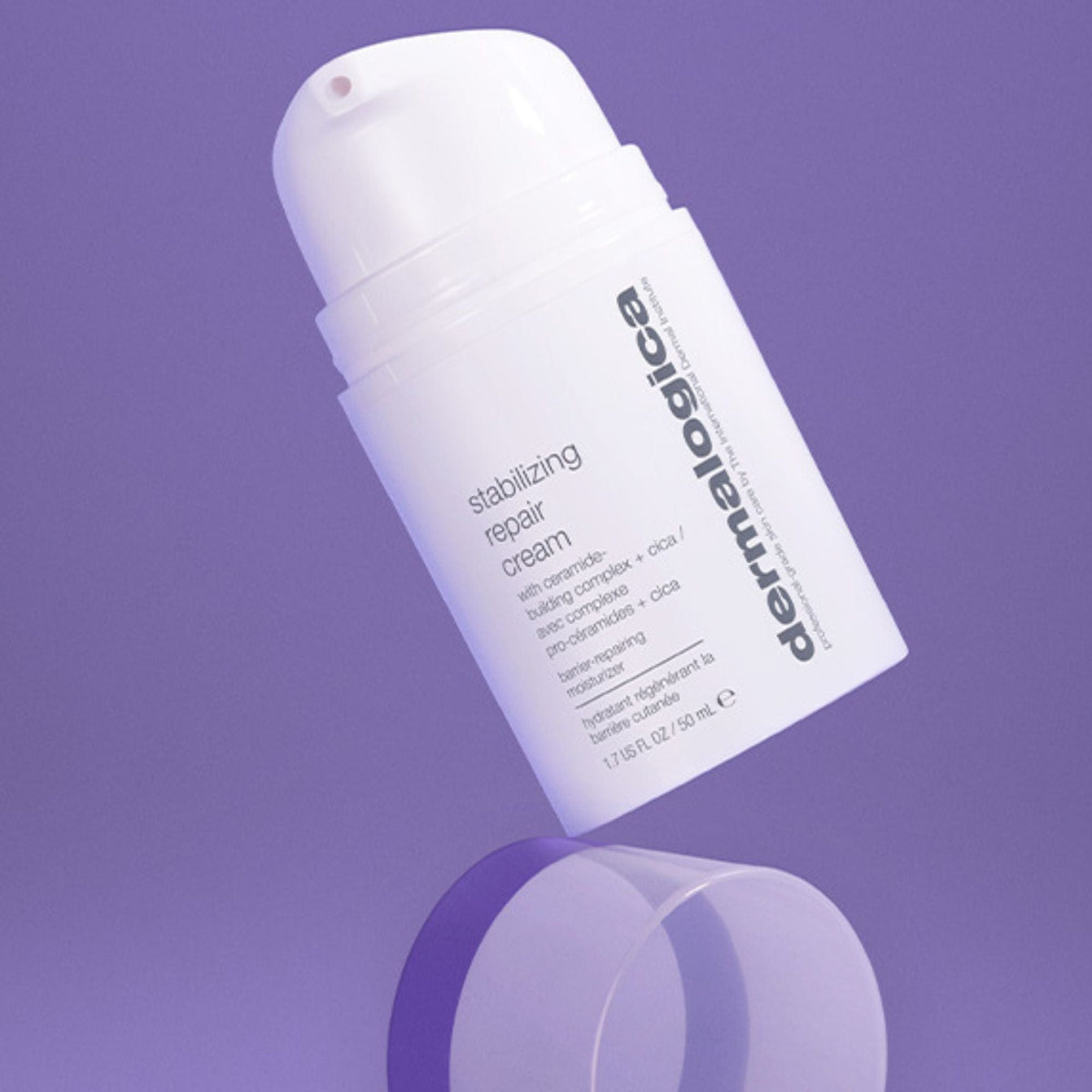 Eine weiße Flasche mit „Stabilizing Repair Serum“ und „Stabilizing Repair Cream“, ideal für empfindliche Haut, balanciert auf einem durchsichtigen Acrylzylinder vor einem violetten Hintergrund.