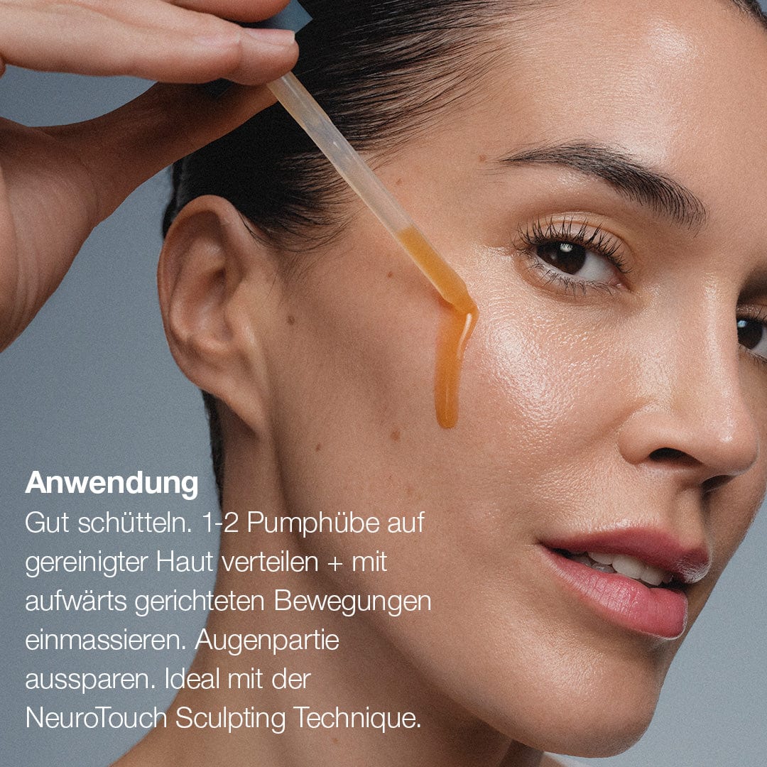 Eine Frau trägt das NeuroTouch Symmetry Serum mit einem Glastropfer auf ihre Wange auf. Der deutsche Text gibt Anwendungshinweise, hebt die Neurokosmetik hervor und erklärt die NeuroTouch Sculpting Technique.