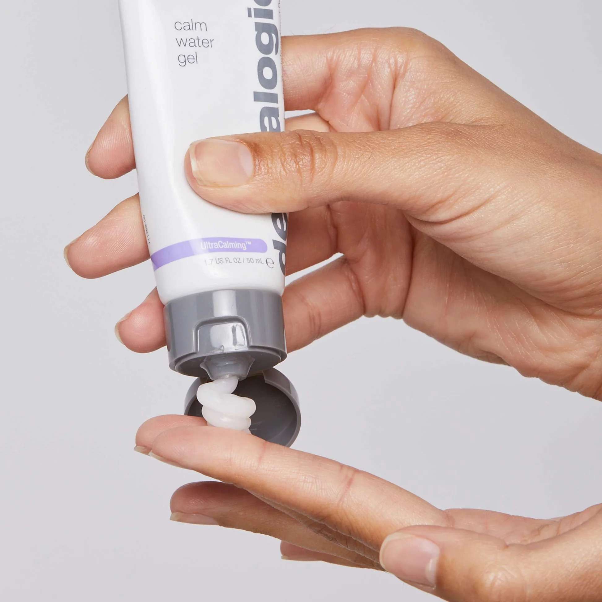 Dazu drückt man das mit Dual-Hyaluronsäure-Technologie angereicherte Calm Water Gel | Feuchtigkeitspflege aus einer Tube auf die Fingerspitze.