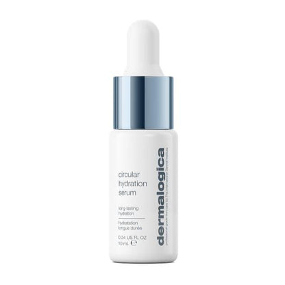 Eine weiße 10-ml-Flasche (0,34 US FL OZ) des Circular Hydration Serum | Feuchtigkeitsserum von , ausgestattet mit einer blauen Tropferkappe und mit Hyaluronsäure für anhaltende Feuchtigkeitsversorgung angereichert.