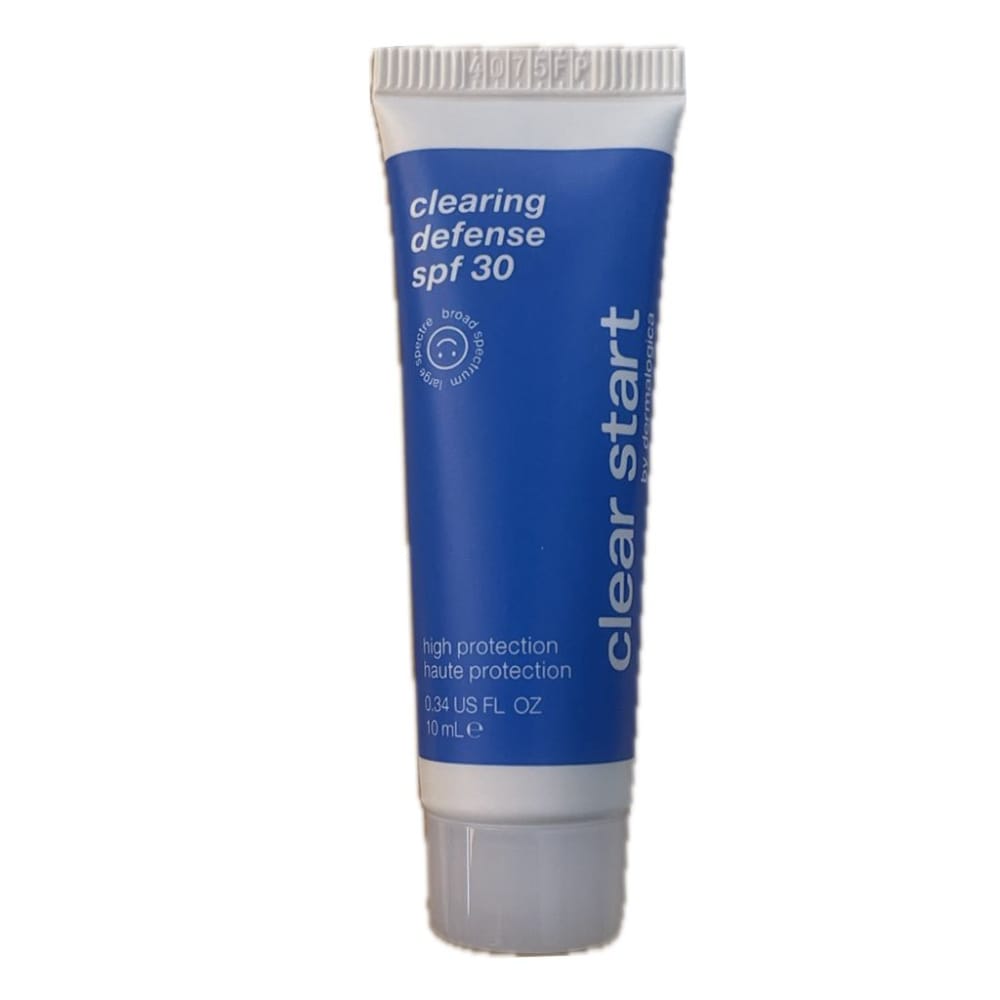 Blaue und weiße Tube mit der Aufschrift „ClearStart Clearing Defense SPF30 Mini“, 10 ml (0,34 fl oz) Sonnenschutzmittel mit hohem Lichtschutzfaktor. KEIN VERKAUFSPRODUKT, nicht bestellbar.