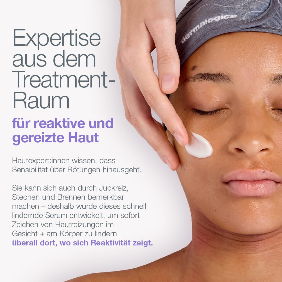 Eine Person erhält eine sanfte Gesichtsbehandlung mit einem Spatel, bei der gezeigt wird, wie man reaktive Haut pflegt und wie das „Stabilizing Repair Serum“ die Hautbarriere stärken kann.