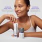 Eine Frau in einem ärmellosen Oberteil hält vor einem neutralen Hintergrund Flaschen mit dem „Stabilizing Repair Serum“ – mit kolloidalem Hafermehl zur Stärkung der Hautbarriere – und der „Stabilizing Repair Cream“ in der Hand.