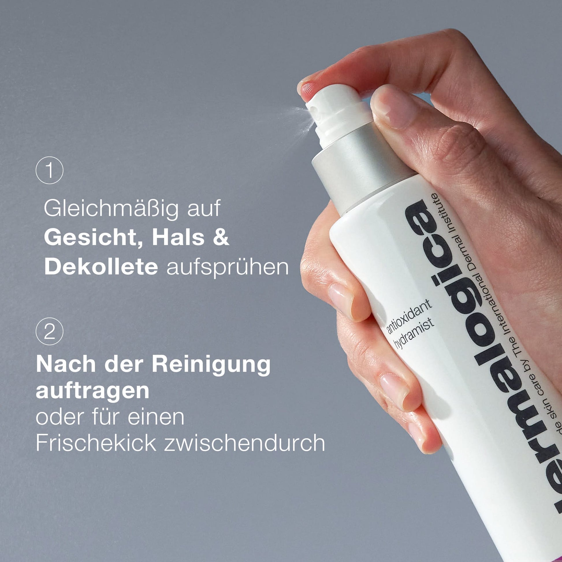 Eine Hand sprüht Antioxidant HydraMist aus einer weißen Flasche; die deutsche Anleitung erklärt die Anwendung auf Gesicht, Hals und Dekolleté für eine straffende und antioxidative Wirkung.
