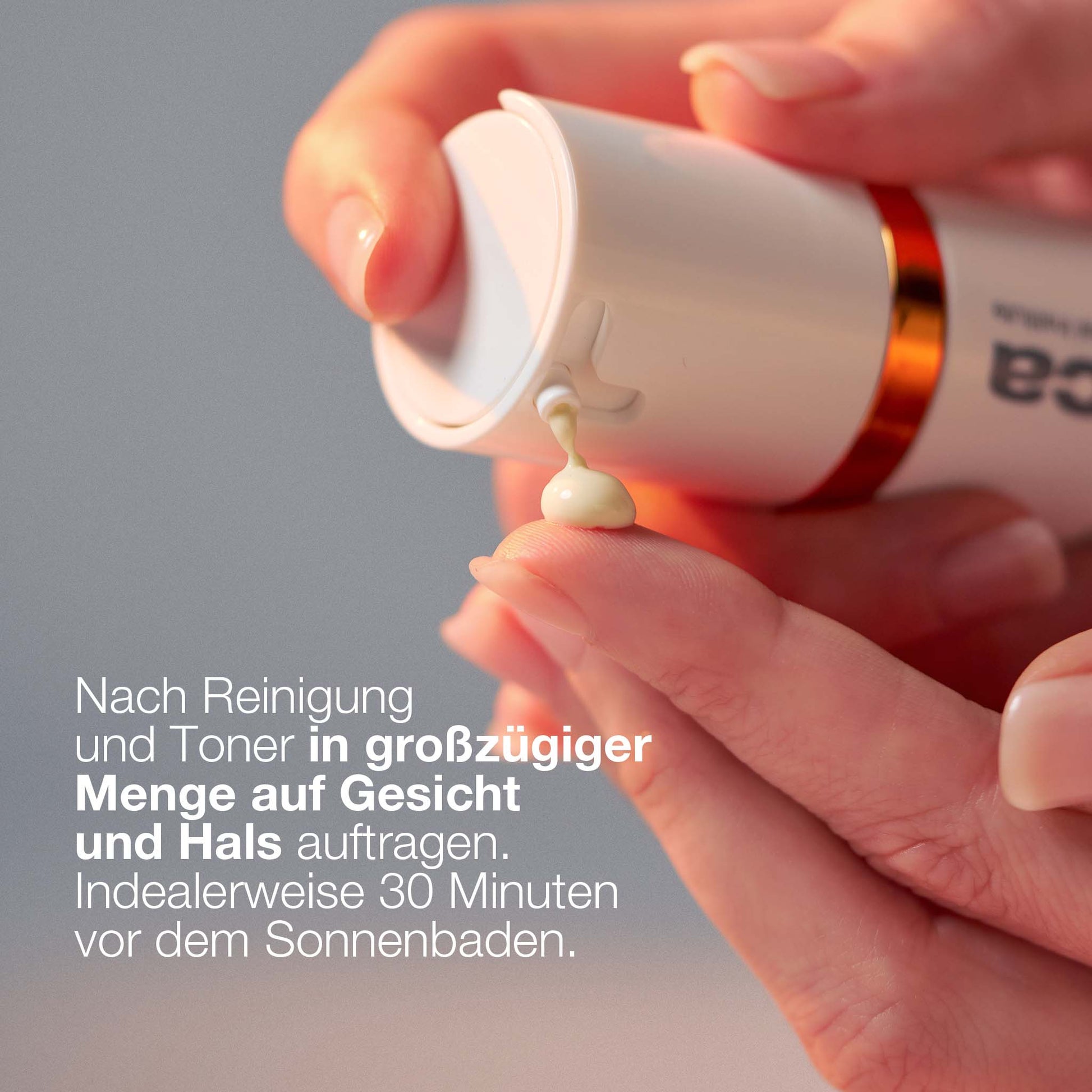 Nahaufnahme einer Person, die „Biolumin-C Heat Aging Protector SPF 50“ auf ihre Fingerspitze aufträgt, wobei im Vordergrund die deutsche Gebrauchsanweisung und der Schriftzug „Hautalterung Schutz“ zu sehen sind.