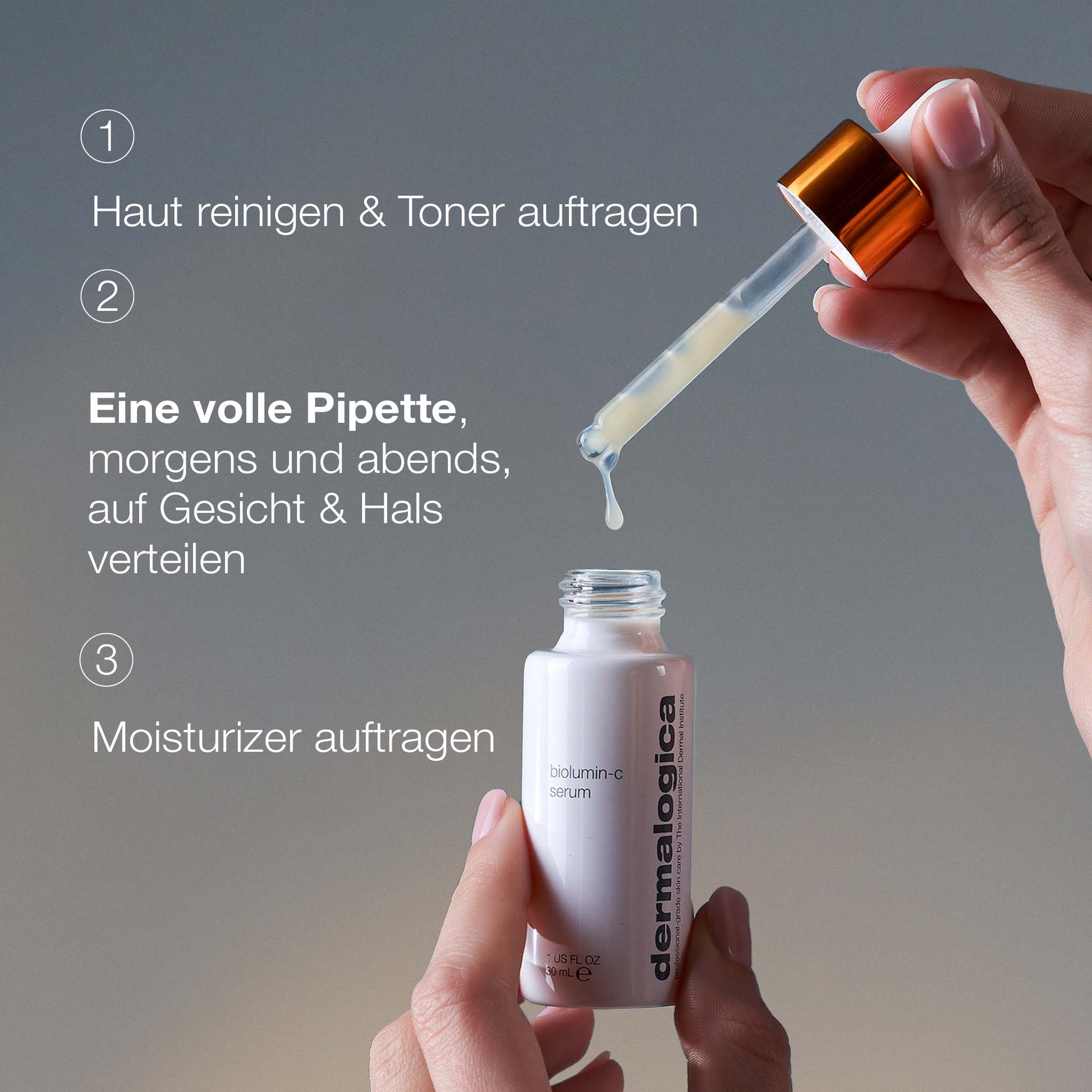 Eine Hand hält einen Tropfer mit Biolumin-C Serum über einer geöffneten Dermalogica-Flasche; neben dem Produkt ist eine deutsche Anleitung für ebenmäßiges Hautbild und Pflegeschritte abgebildet.