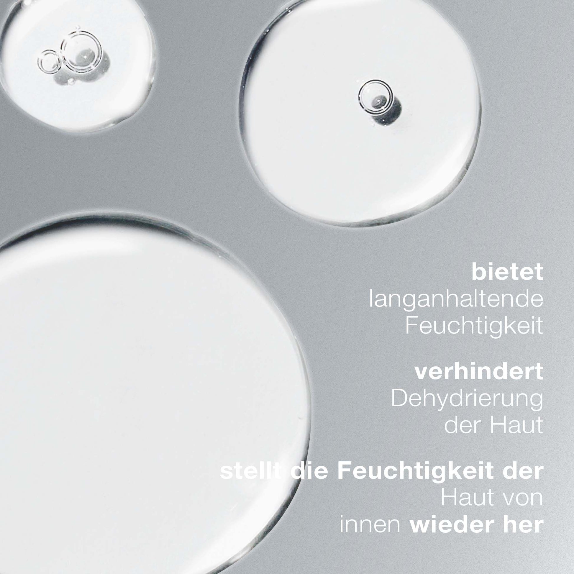 Klare Geltröpfchen auf einer grauen Oberfläche mit deutschem Text, der erklärt, wie das Circular Hydration Serum den Feuchtigkeitskreislauf der Haut für eine lang anhaltende Hydratation unterstützt, dem Austrocknen vorbeugt und die Feuchtigkeit von innen wiederherstellt.