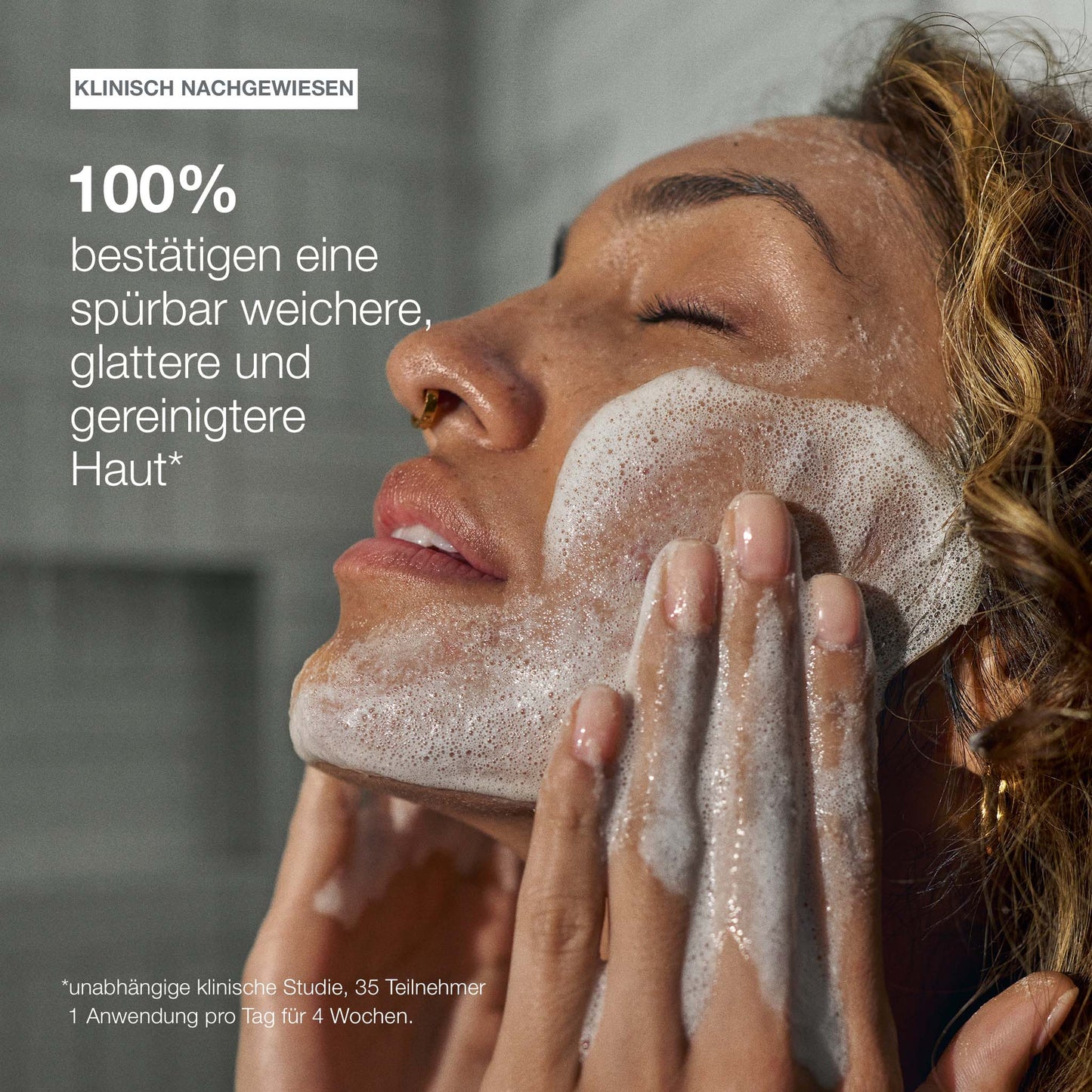 Eine Frau reinigt ihr Gesicht mit Daily Microfoliant, die Augen geschlossen und die Hände sanft auf den Wangen; der deutsche Text betont die klinisch erprobte Pflege für einen strahlenden Teint und sanftes Gesichtspeeling.