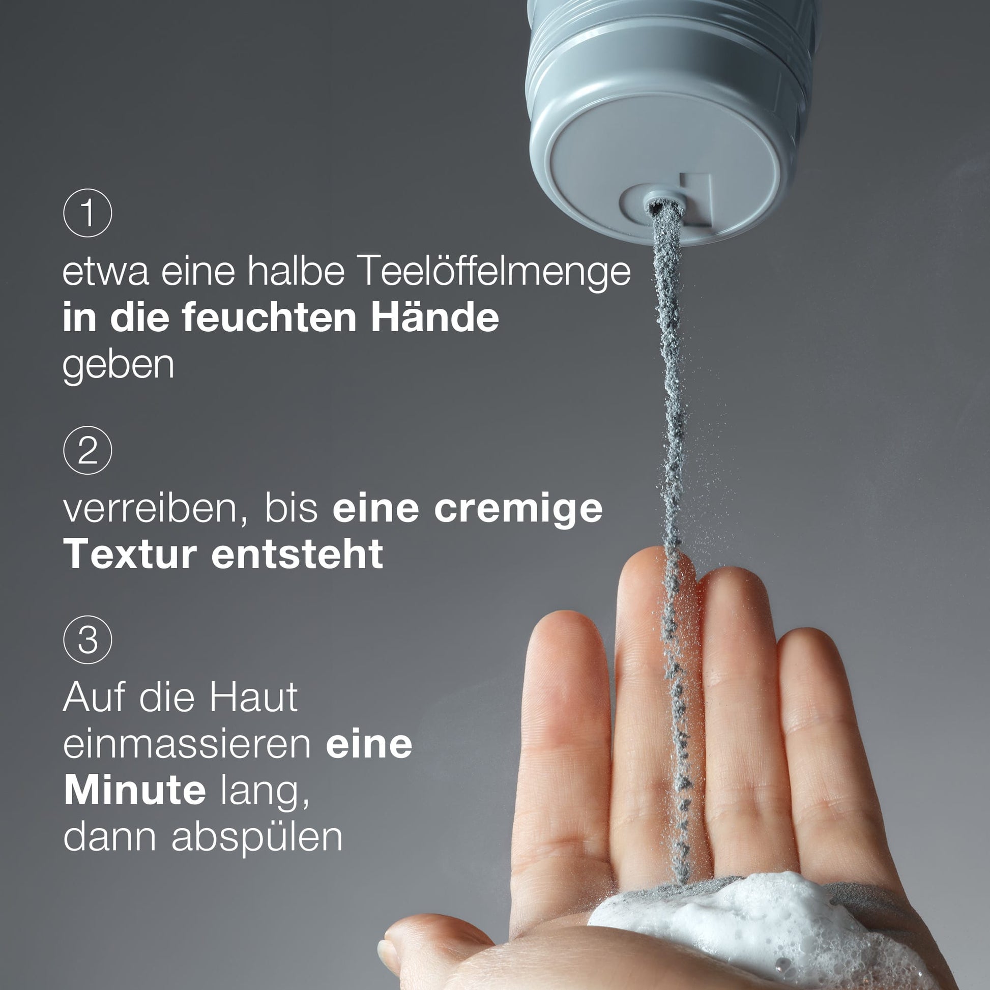 Das Pulver wird mit der Hand aus einem Behälter geschüttet; in der deutschen Anleitung wird beschrieben, wie man Daily Superfoliant mit Wasser mischt, zu einer cremigen Textur verreibt, eine Minute lang in die Haut einmassiert und dann für eine sanfte Hauterneuerung abwäscht.