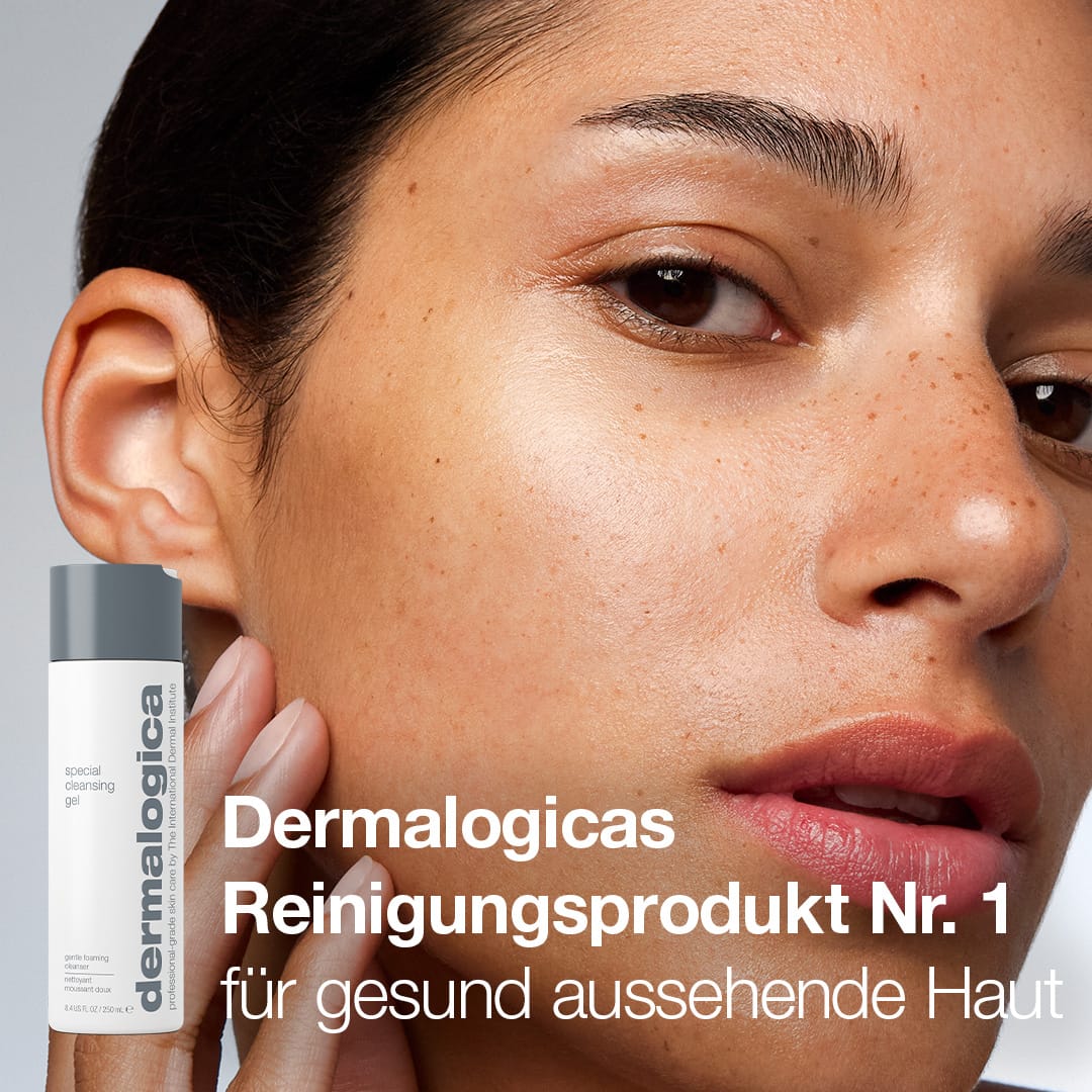 Nahaufnahme des Gesichts einer Frau mit klarer, strahlender Haut. Der Text lautet: „Dermalogicas Reinigungsprodukt Nr. 1 für gesund aussehende Haut – ein Must-have der Dermalogica Essentials.“ Abgebildet ist das „Expert Cleanse + Glow“-Set, perfekt für die doppelte Reinigung.