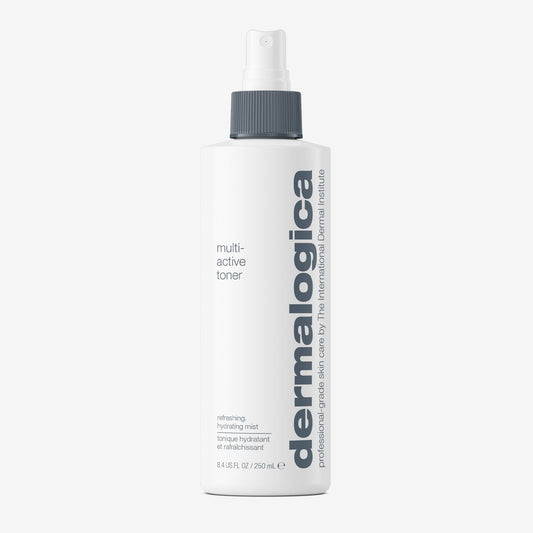 Eine weiße 250-ml-Flasche „Multi Active Toner“ mit Sprühkopf und grauem Logo spendet der Haut Feuchtigkeit und erfrischt sie als Teil einer veganen Hautpflege.