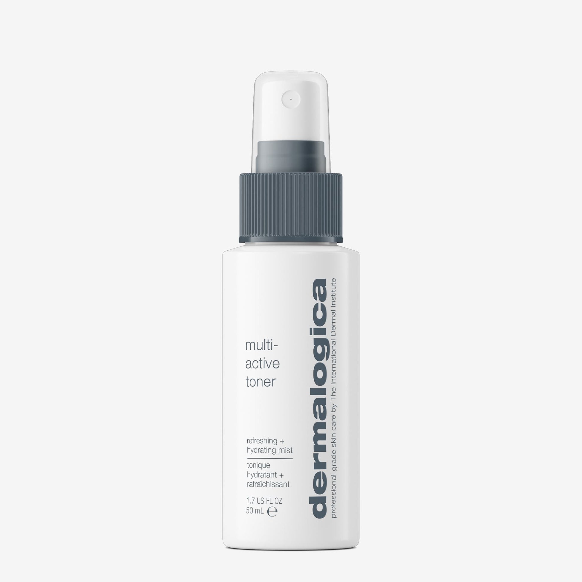 Eine weiße Flasche „Multi Active Toner“ mit grauer Sprühdüse vor einem hellen Hintergrund. Dieser vegane Toner mit Lavendel und Aloe Vera spendet der Haut Feuchtigkeit.
