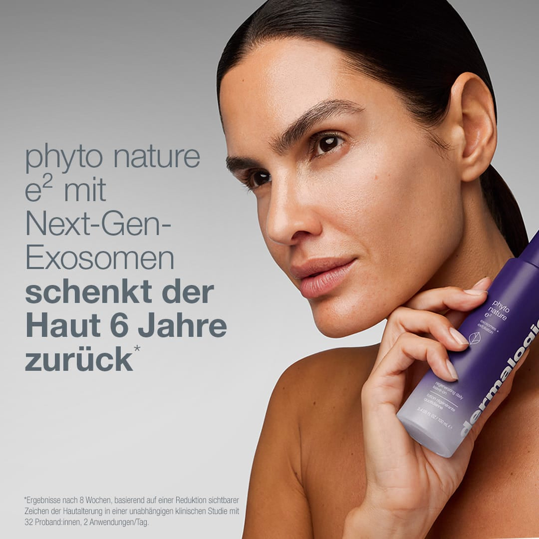 Eine Frau mit makelloser Haut hält eine Dermalogica-Flasche in der Hand und wirbt für das „The Expert Lift Set“ mit dem Slogan, dass es die Haut um sechs Jahre verjüngt. Diese innovative Formel nutzt die Kraft des Phyto Nature Trios und wirkt gezielt gegen Hautalterung, um für sichtbar jugendlichere und strahlendere Haut zu sorgen.