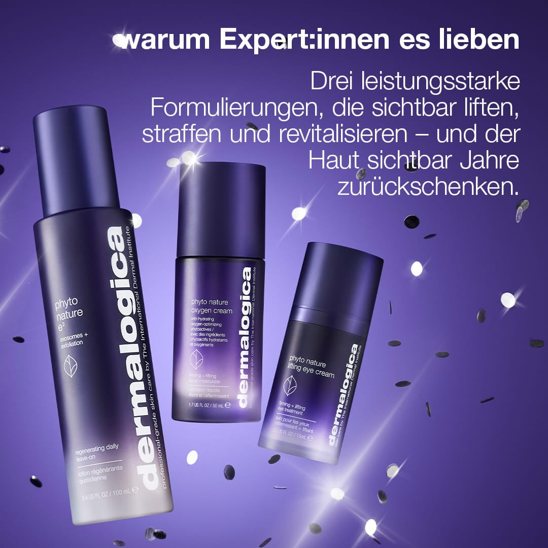 Drei violette Hautpflegeprodukte von Dermalogica aus dem „The Expert Lift Set“ sind aufrecht auf einem violetten Hintergrund mit schwebendem schwarz-weißem Konfetti abgebildet, begleitet von einem deutschen Werbetext über ihre Vorteile für „Longevity Haut“ und die sichtbare Bekämpfung von Hautalterung.