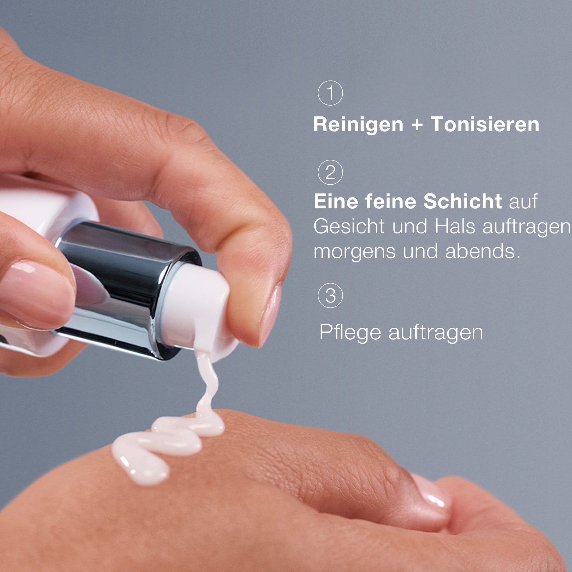 Eine Hand verteilt weiße Creme aus einer Pumpflasche auf eine andere Hand, daneben sind deutsche Pflegehinweise und Pro-Collagen Banking Serum zu sehen.