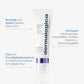 Eine Tube „Stabilizing Repair Serum“ mit deutschem Text, in dem die Vorteile von kolloidalem Hafermehl zur Stärkung der Hautbarriere und zur Beruhigung empfindlicher, trockener oder gereizter Haut hervorgehoben werden.