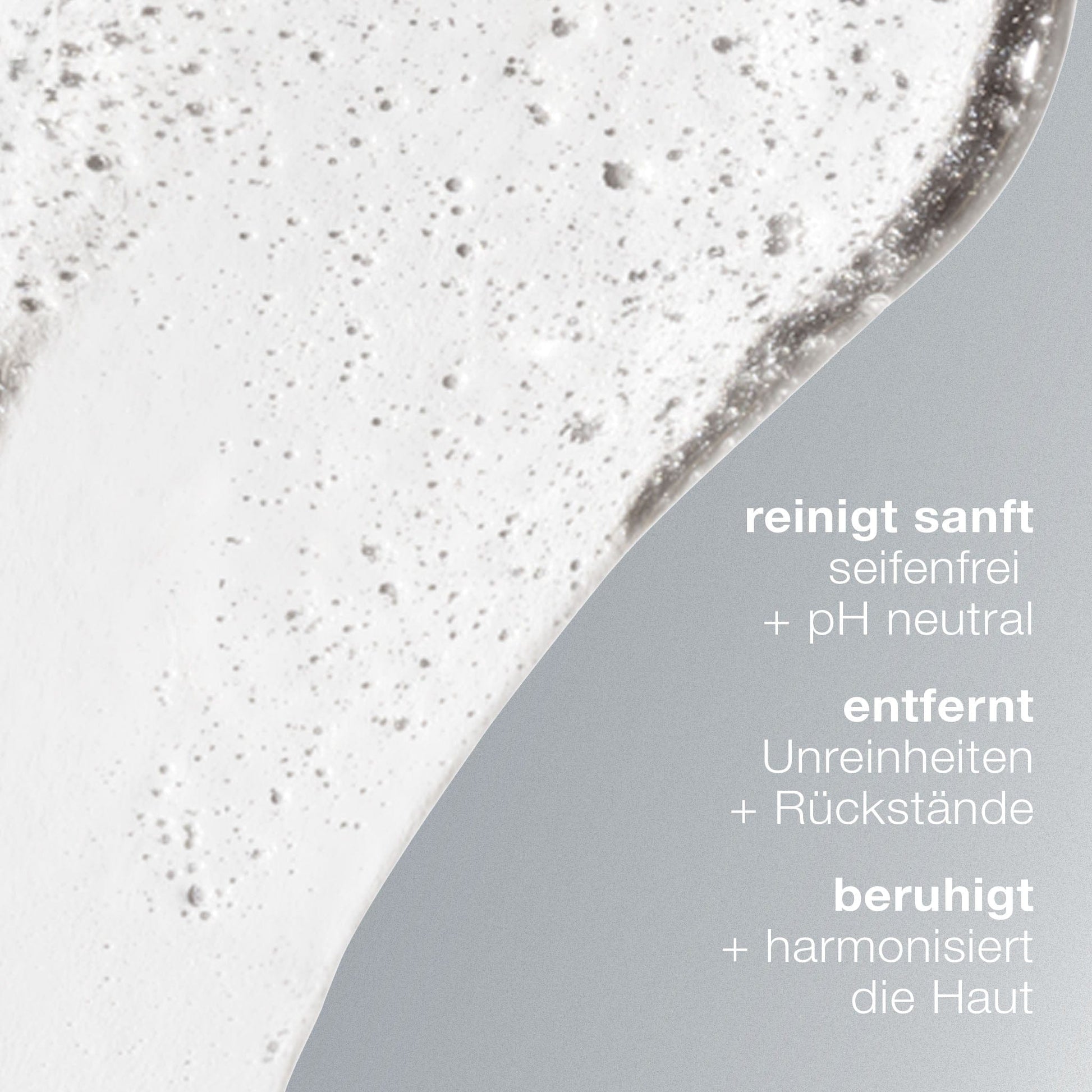 Links die schaumige, weiße Textur des Special Cleansing Gel, rechts der deutsche Text, der es als pH-hautneutral, seifenfrei, sanft reinigend, Unreinheiten entfernend und die Haut beruhigend beschreibt.