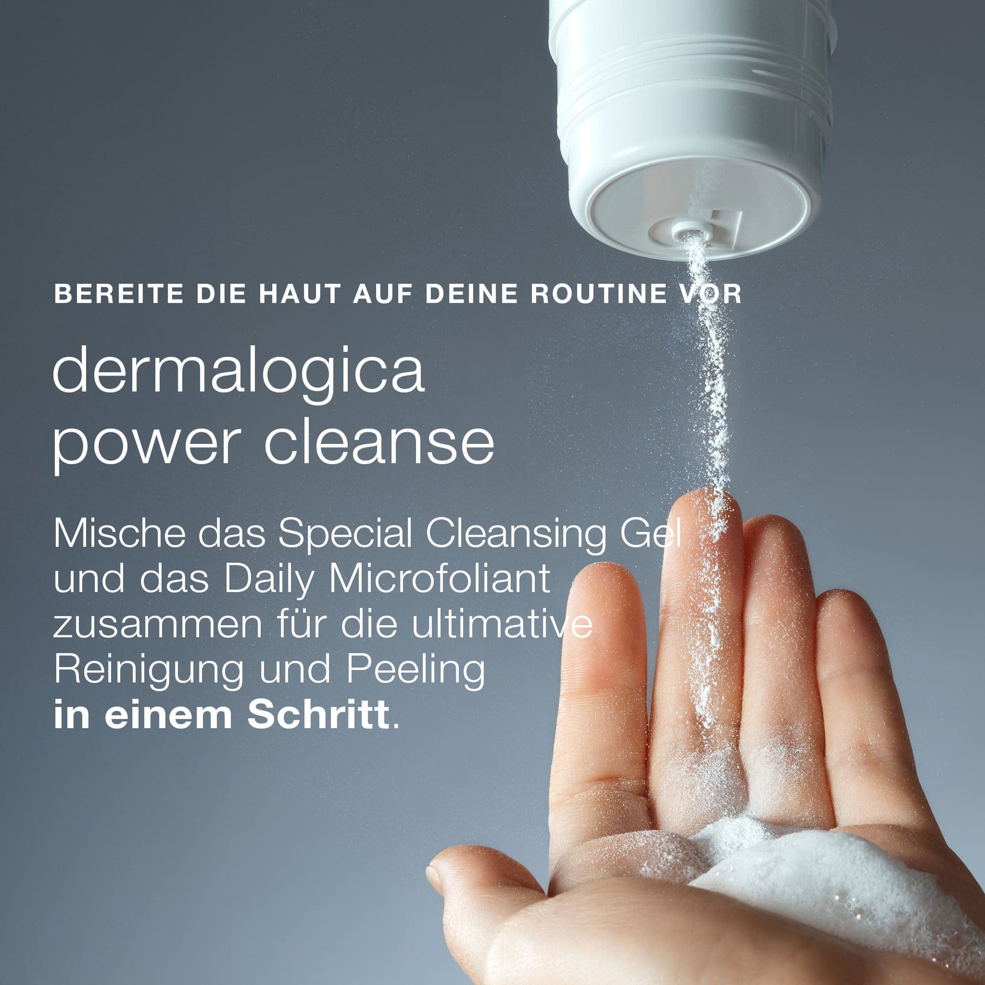 Eine Hand fängt seifenfreien, pH-hautneutralen Schaum und Puder aus einer Flasche mit deutschem Text, der für die Dermalogica Special Cleansing Gel Hautpflegeroutine wirbt.