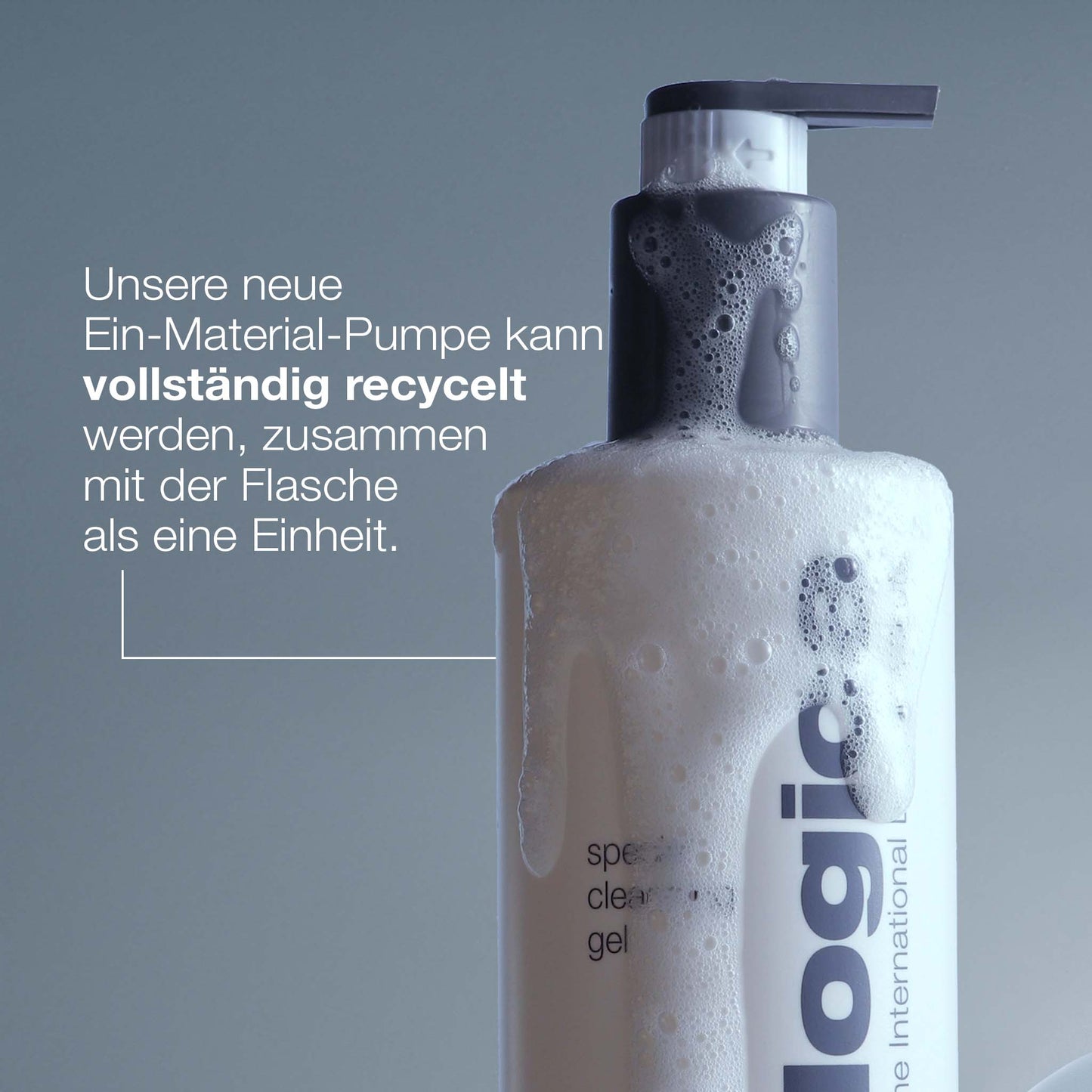 Das Special Cleansing Gel wird in einer weißen Kunststoff-Pumpflasche mit deutschem Text geliefert, der auf sein vollständig recycelbares Design hinweist. Die wichtigsten Merkmale: "seifenfreies Reinigungsgel" und "pH-hautneutral" für eine sanfte, effektive und seifenfreie Reinigung.