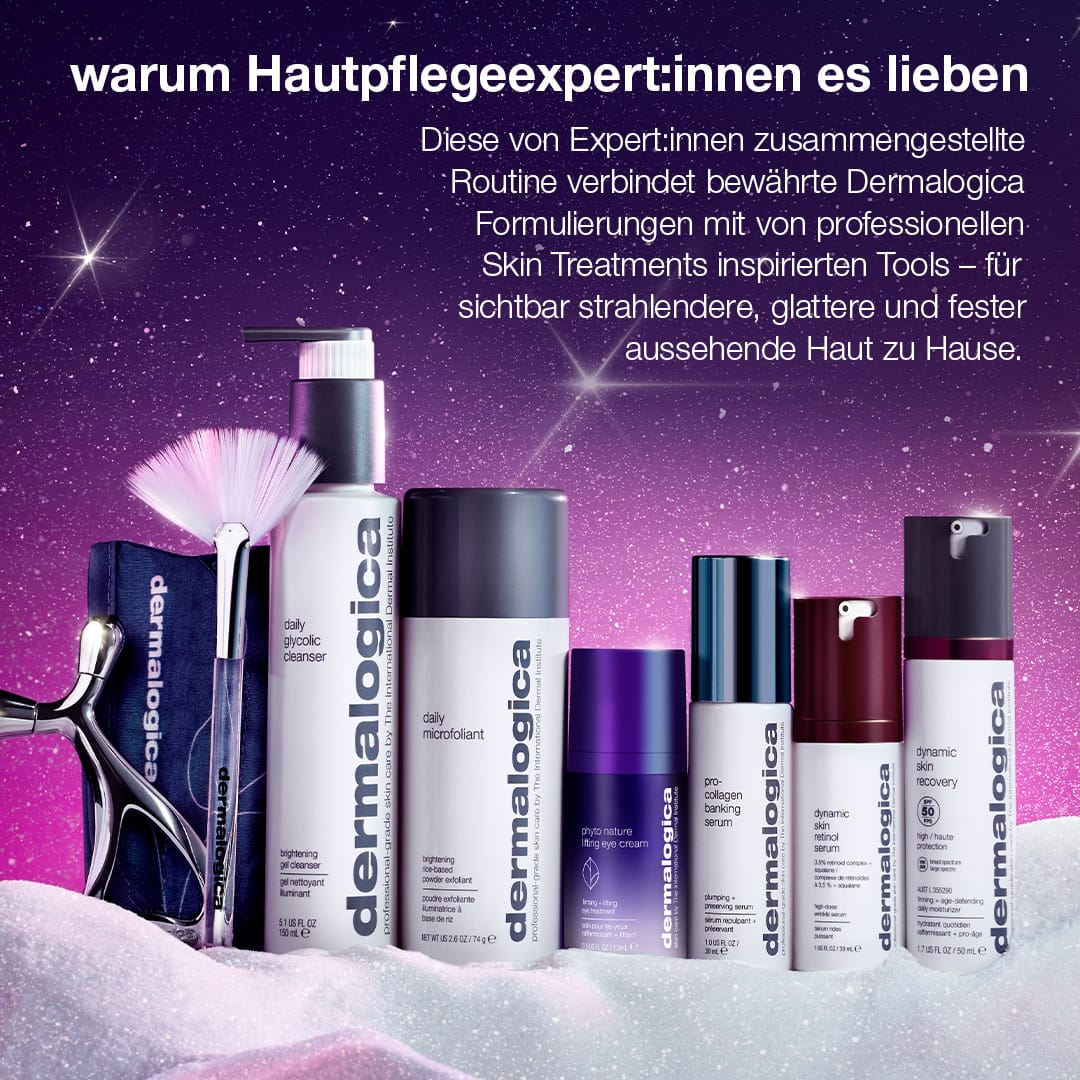 Mehrere Hautpflegeprodukte von Dermalogica aus dem „Ultimate Expertise Set“ sind zusammen mit Beauty-Tools in einer Reihe auf einer lila-rosa, glitzernden Fläche angeordnet. Darüber hebt ein deutscher Text über Anti-Aging-Hautpflege und die Dermalogica-Routine deren Vorteile für strahlende Haut hervor.