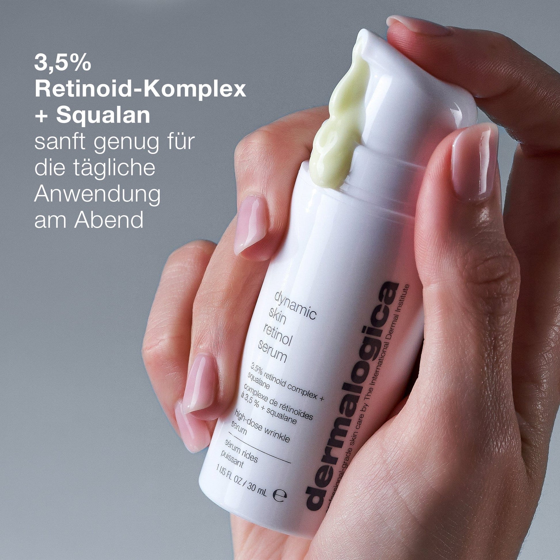 Eine Hand verteilt das Dynamic Skin Retinol Serum aus einer weißen Pumpflasche. Der deutsche Text hebt den 3,5%igen Retinoid-Komplex und die tägliche Anwendung am Abend als Anti-Aging-Serum für eine glattere, revitalisierte Haut hervor.