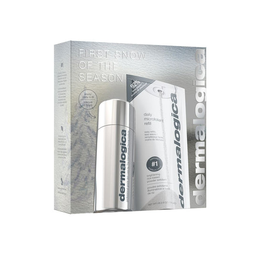 Das First Snow of the Season Set enthält den Daily Microfoliant und eine Nachfüllpackung im stilvollen Silber-Weiß-Design - für glatte Haut und strahlende Wintermomente.