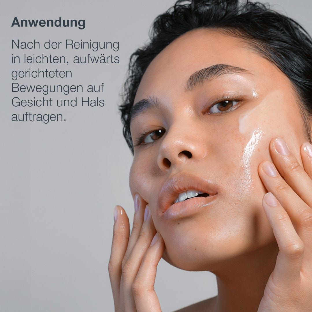 Die Anwendung des Dynamic Skin Strengthening Serums mit Aufwärtsbewegungen verbessert die Hautelastizität. Befolgen Sie dabei die deutschen Anweisungen, die die Vorteile der innovativen BioShield-Technologie für strahlende Haut hervorheben.