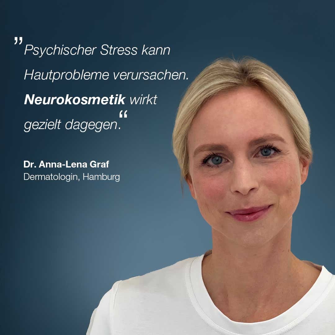 Eine Frau mit kurzen blonden Haaren und weißem Hemd steht vor einem blauen Hintergrund neben einem Zitat über Neurokosmetik, Neuropeptide und Hautgesundheit von Dr. Anna-Lena Graf, das NeuroTouch Symmetry Serum vorstellt.