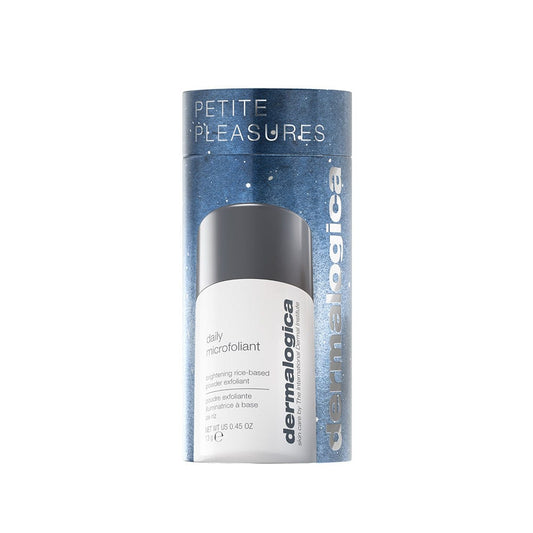 Petite Pleasures ist ein sanftes tägliches Puderpeeling für strahlende Haut, mit Dermalogica Daily Microfoliant Enzympulver in einer weißen Flasche, verpackt in einer blauen zylindrischen Box.